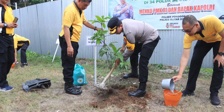Penanaman Pohon Serentak Polres Blitar Kota Pilih Lokasi di Lahan milik Polri Kecamatan Ponggok