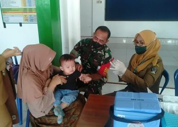 Dukung Program Pemerintah, Babinsa Pos Selopuro Dampingi Kegiatan Posyandu Balita Di Wilayah Binaannya