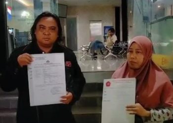 Sumiati, Wali murid SMK Rajasa , Mendatangi Polrestabes Surabaya , Melaporkan Dugaan Penganiayaan Anak.Kandunganya