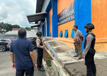 Team Sterilisasi Polres Blitar Memastikan Keamanan Penuh: Pemeriksaan Gedung KPU serta Gudang Logistik Pemilu 2024