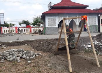 Wujud Kekompakan, Babinsa Koramil Kanigoro Bersama Warga Masyarakat Gelar Kerja Bakti Pembangunan Mushola Al Ikhlas