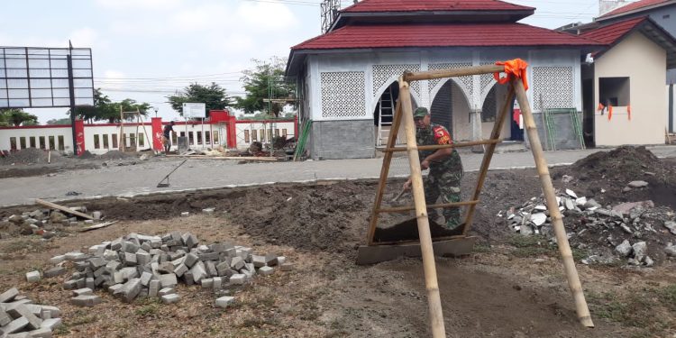 Wujud Kekompakan, Babinsa Koramil Kanigoro Bersama Warga Masyarakat Gelar Kerja Bakti Pembangunan Mushola Al Ikhlas