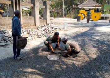 Bantu Pembangunan Di Wilayah Binaannya, Babinsa Koramil Nglegok Terjun Langsung Ke Lapangan