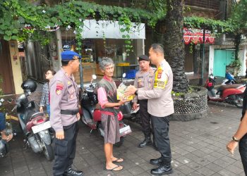 Kembali Kapolres Tabanan Bagikan Sembako Kepada Masyarakat Kurang Mampu “Terima Kasih Pak Kapolres”