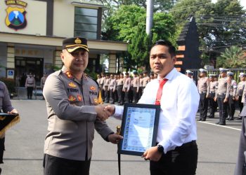 Berhasil Ungkap kasus Pengeroyokan di Bantaran Sungai Brantas, Anggota Sat Reskrim Diganjar Penghargaan