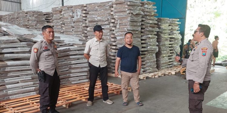Polres Jember Siagakan Personel 24 Jam untuk Pengamanan Gudang Penyimpanan Logistik Pemilu 2024