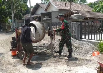 Senantiasa Menjadi Solusi, Babinsa Koramil Srengat Bantu Atasi Kesulitan Di Wilayah Binaannya