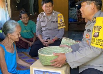 Jumat Berkah, Polres Kayong Utara Bagikan Sembako Kepada Warga Kurang Mampu