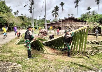 Bahu Membahu Bersama Rakyat Menyiapkan Acara Adat di Papua Sebagai Wujud Kemanunggalan TNI-Rakyat Dalam Menciptakan Situasi Aman dan Nyaman