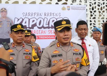 Polisi Baik Hati Ajak Ratusan Warga Trenggalek dan Tukang Becak Sarapan Bareng