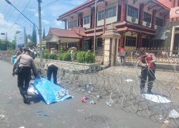 Peduli Lingkungan Polisi Bersihkan Sampah Usai Aksi Demo di Kantor DPRD Situbondo
