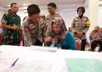 Polda Jatim Bersama Korbinmas Baharkam Polri Gelar Bakti Kesehatan dan Salurkan 15.000 Paket Sembako