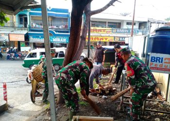 Prajurit Kodim 0611/Garut turun ke Pasar dan Sungai Cimanuk Kab Garut Membersikan sampah.