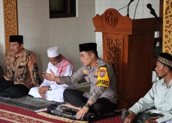 Jumat Curhat Polres Nganjuk, Kapolres Ajak Jamaah Ciptakan Suasana Pemilu 2024 yang Damai