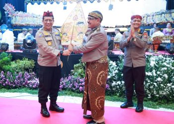 Polda Jatim Stimulasi Pemilu Damai Melalui Pagelaran Seni Wayang Kulit