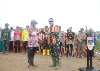 Kodim 0426 Tulang Bawang Jaga Lingkungan, Gelar Karya Bakti Bersihkan Aliran Kanal