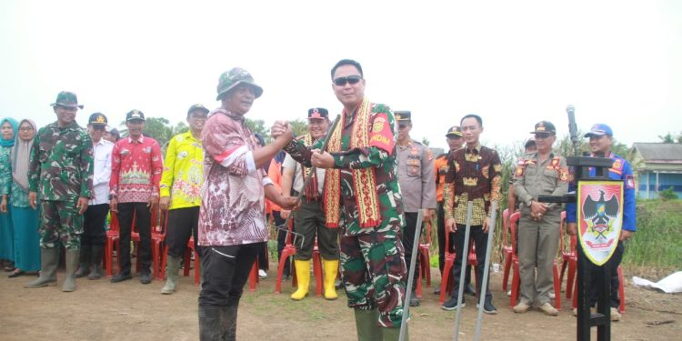 Kodim 0426 Tulang Bawang Jaga Lingkungan, Gelar Karya Bakti Bersihkan Aliran Kanal