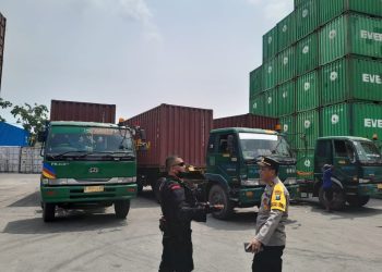 Pastikan Distribusi Logistik Pemilu 2024 Aman, Polres Pelabuhan Tanjung Perak lakukan Pengawalan