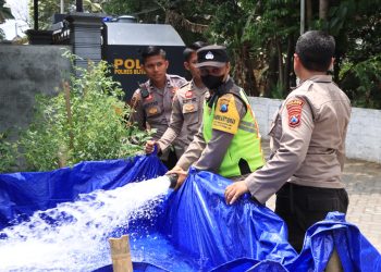 Kendaraan Taktis Polres Blitar Kota Berubah Fungsi Bantu Masyarakat Droping Air Bersih
