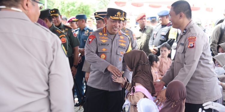 Kapolri dan Panglima TNI Berikan Bantuan Kesehatan Gratis di Maluku