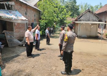 Polisi Gotong Royong Bantu Warga Menangani Tanggul Jebol di Ploso Jombang