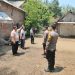 Polisi Gotong Royong Bantu Warga Menangani Tanggul Jebol di Ploso Jombang