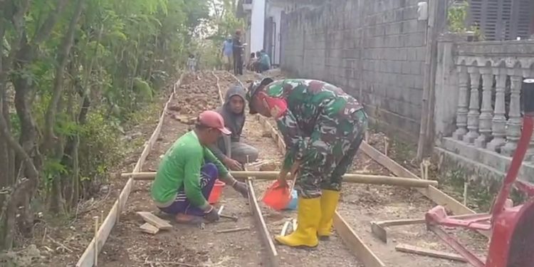 Manunggal Dengan Rakyat, Babinsa Koramil Panggungrejo Bantu Pembangunan Di Wilayah Binaannya