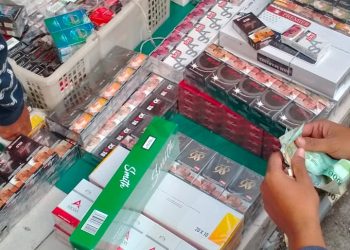 Dekengan wong pusat diduga polres Sidoarjo tutup mata adanya penjual rokok ilegal di pasar sepanjang
