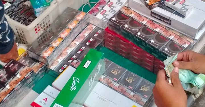 Dekengan wong pusat diduga polres Sidoarjo tutup mata adanya penjual rokok ilegal di pasar sepanjang