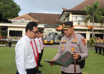 Kapolres Tabanan Beri Penghargaan Kepada 5 Personil Yang Berprestasi