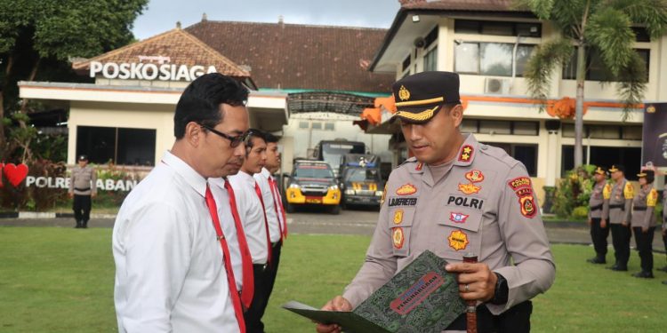 Kapolres Tabanan Beri Penghargaan Kepada 5 Personil Yang Berprestasi