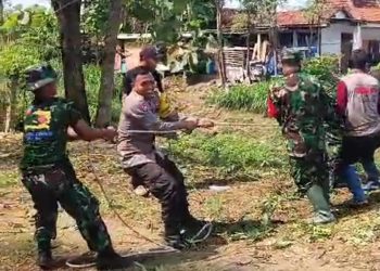 Cegah Banjir Polisi dan TNI Bersama Warga Bersihkan Jalur Sungai di Ponorogo