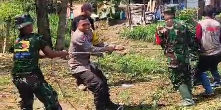 Cegah Banjir Polisi dan TNI Bersama Warga Bersihkan Jalur Sungai di Ponorogo