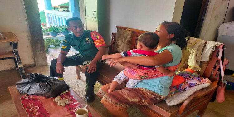 Wujud Kepedulian, Babinsa Koramil Sananwetan Berikan Bantuan Sosial Kepada Warga Yang Mempunyai Anak Stunting