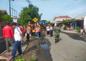 Sinergitas Polisi Bersama TNI dan Warga Bersihkan Parit Limbah Pabrik di Ngawi