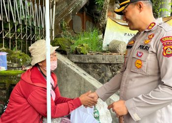 Peduli Warga Kurang Mampu, Kapolres Tabanan Spontanitas Kembali Berikan Bantuan Sembako