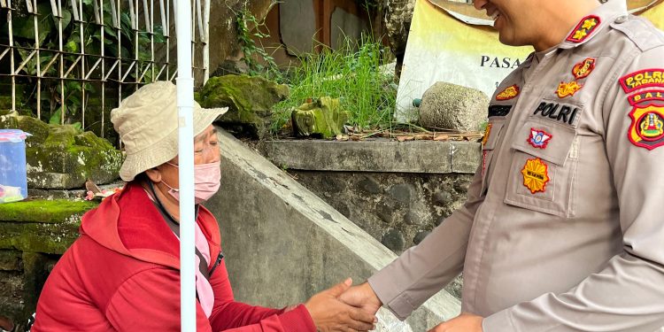 Peduli Warga Kurang Mampu, Kapolres Tabanan Spontanitas Kembali Berikan Bantuan Sembako