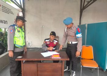 Kasatgas Propam Pengawasan & Pengecekan Personil Operasi dalam Penjagaan di Kantor- kantor Penyelenggara Pemilu OMB 2023-2024