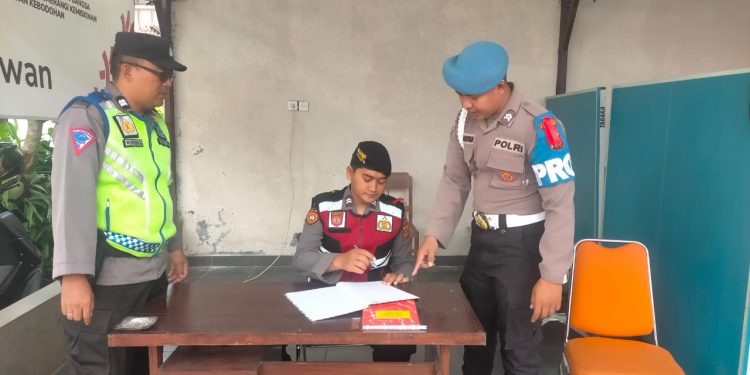 Kasatgas Propam Pengawasan & Pengecekan Personil Operasi dalam Penjagaan di Kantor- kantor Penyelenggara Pemilu OMB 2023-2024