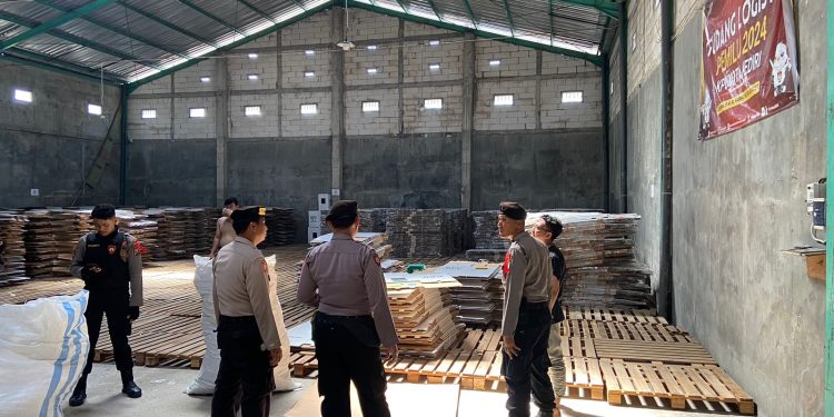 Polisi Siagakan Personel Khusus Amankan Logistik Pemilu 2024 di Gudang KPU Kota Kediri