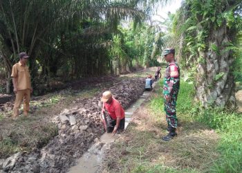 Babinsa Koramil 426-01 Simpang Pematang Bersama Warga Gotong-Royong Membuat Parit