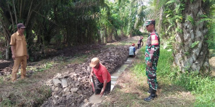 Babinsa Koramil 426-01 Simpang Pematang Bersama Warga Gotong-Royong Membuat Parit