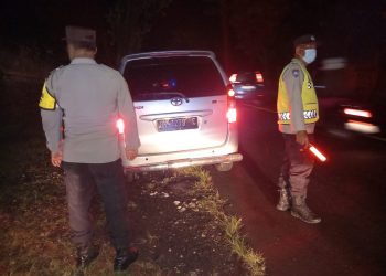 Sigap” Patroli Polsek Kerambitan Bantu Warga Dorong Mobil Mogok Ditengah Jalan