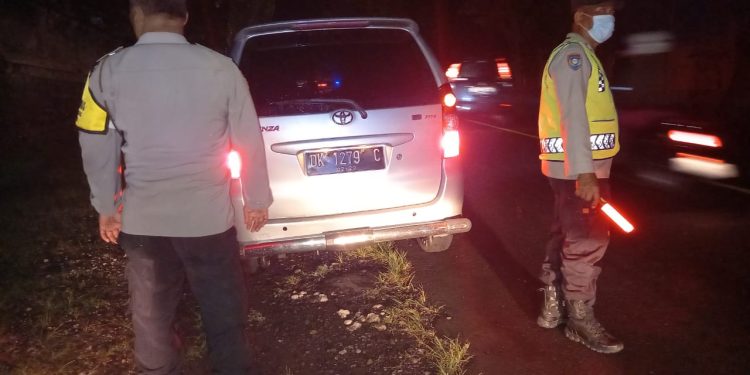 Sigap” Patroli Polsek Kerambitan Bantu Warga Dorong Mobil Mogok Ditengah Jalan