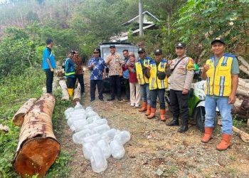 Tebar Benih Ikan, Cara Bhabinkamtibmas Polres Pacitan Jaga Habibat Air