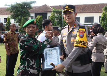 Kapolres Berikan 36 Reward kepada Anggota Polri dan Masyarakat Yang Berkontribusi Positif Ciptakan Kamtibmas Kondusif