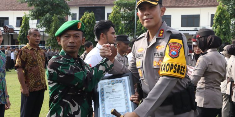 Kapolres Berikan 36 Reward kepada Anggota Polri dan Masyarakat Yang Berkontribusi Positif Ciptakan Kamtibmas Kondusif