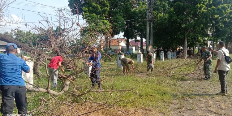 Karya Bakti Kodim 0426 Tulang Bawang Pembersihan Pasar Dalam Rangka Hari Juang TNI-AD Ke-78
