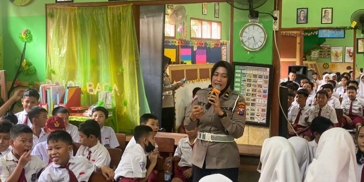 Tanamkan Disiplin Sejak Dini Polresta Sidoarjo Edukasi Tertib Lalin di Sekolah Dasar