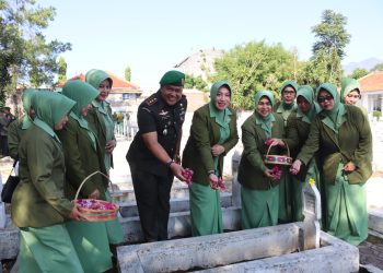 Dalam Rangka Hari Juang TNI AD Tahun 2023 Kodim 0611/Garut Melakukan Ziarah Ke Makam Pahlawan Tenjolaya.